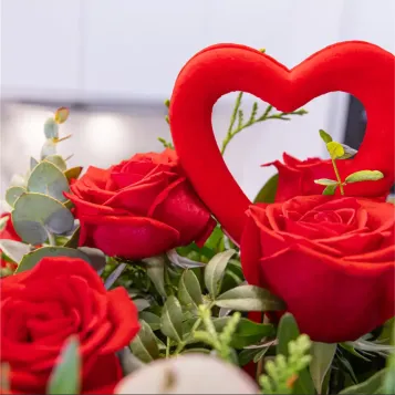 Comprar Ramo Clásico de 12 Rosas Rojas con Detalle Especial para San Valentín en Barcelona | Flores San Valentín