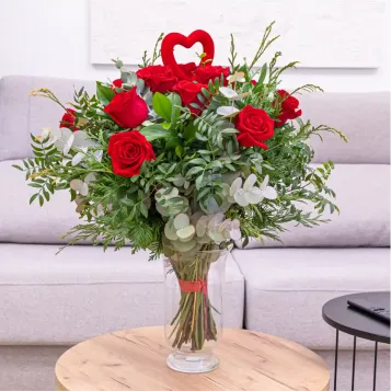 Compra Ram Clàssic de 12 Roses Vermelles amb Detall Especial per Sant Valentí a Barcelona | Flors Sant Valentí