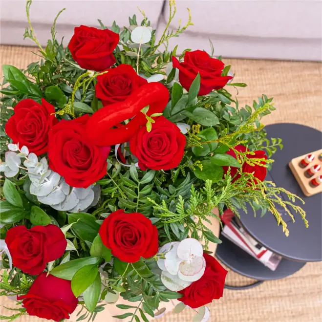 Comprar Ramo Clásico de 12 Rosas Rojas con Detalle Especial para San Valentín en Barcelona | Flores San Valentín