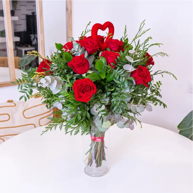 Compra Ram Clàssic de 12 Roses Vermelles amb Detall Especial per Sant Valentí a Barcelona | Flors Sant Valentí