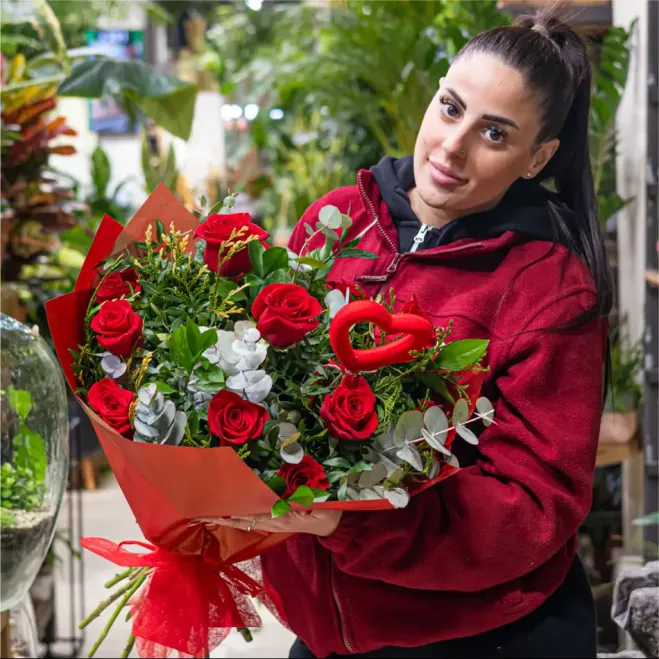 Compra Ram Clàssic de 12 Roses Vermelles amb Detall Especial per Sant Valentí a Barcelona | Flors Sant Valentí