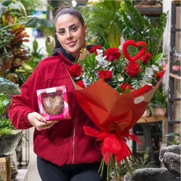 Comprar Ramo Clásico de 12 Rosas Rojas con Detalle Especial para San Valentín en Barcelona | Flores San Valentín