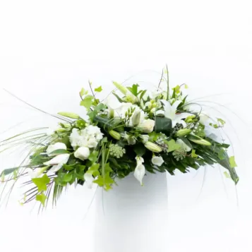 Compra Coixí Aire Romàntic Flor de Temporada en Tons  Blancs a Barcelona | Flors per a Funeral