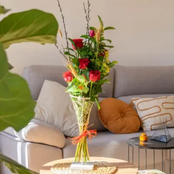 Compra Estructura de Vimet amb 6 Roses Vermelles a Barcelona | Roses Sant Jordi