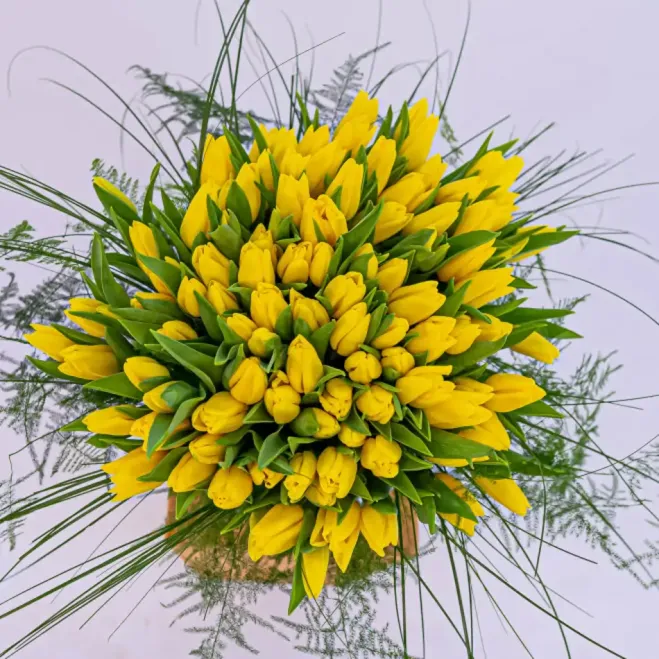 Comprar Ramo de 101 Tulipanes en Base de Cristal en Barcelona | Flores