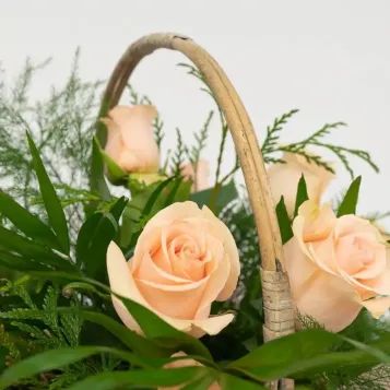 Compra Cistella de Roses a Barcelona 1 Centres de Flor