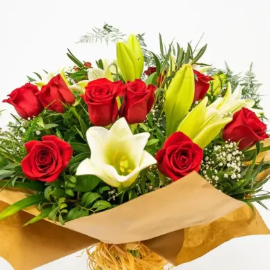 Comprar Ramo de Longuiflorum y Rosas Rojas en Barcelona | Ramos de Flores 2