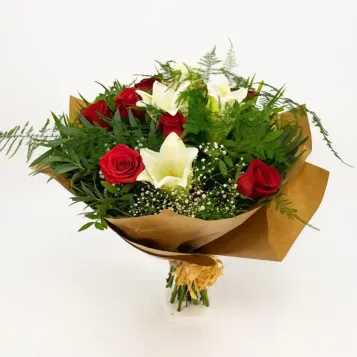 Comprar Ramo de Longuiflorum y Rosas Rojas en Barcelona | Ramos de Flores