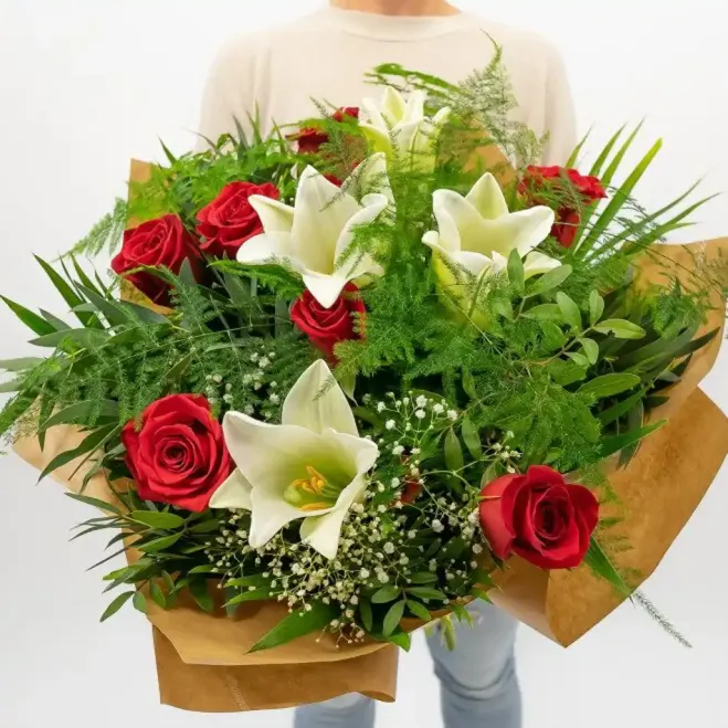 Comprar Ramo de Longuiflorum y Rosas Rojas en Barcelona | Ramos de Flores