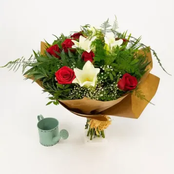 Comprar Ramo de Longuiflorum y Rosas Rojas en Barcelona | Ramos de Flores