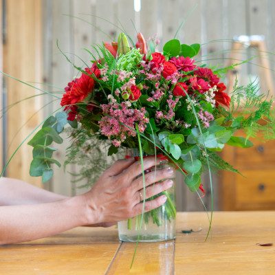 Small bouquet in glass red...