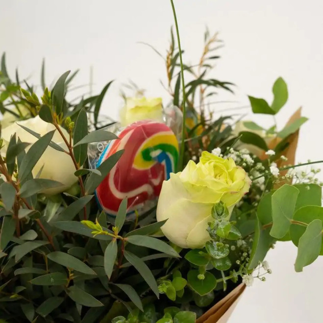 Comprar Ramo de Rosas con Piruletas en Barcelona | Ramos de Flores