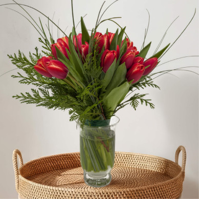 Mini jarrón de tulipanes amarillos – Decoración floral elegante