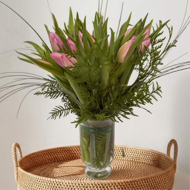 Mini jarrón de tulipanes amarillos – Decoración floral elegante