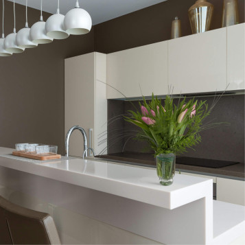 Mini jarrón de tulipanes amarillos – Decoración floral elegante