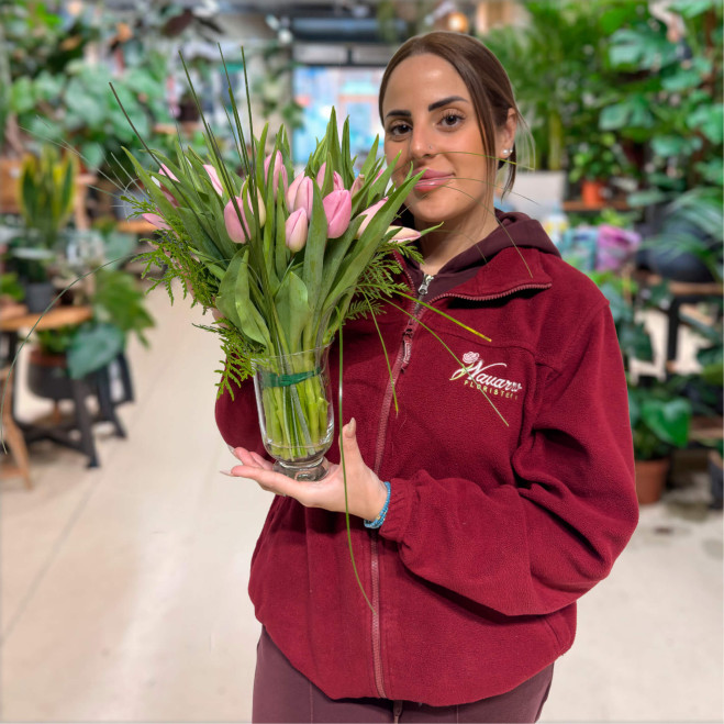 Mini jarrón de tulipanes amarillos – Decoración floral elegante