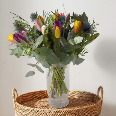 Mini gerro de tulipes variades i eryngium – Composició floral amb estil