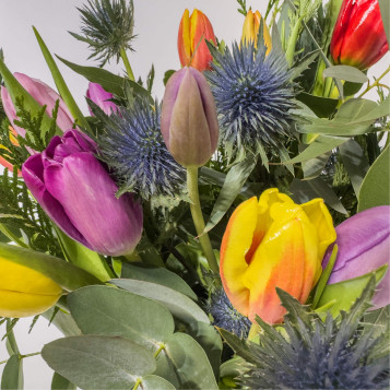 Mini jarrón de tulipanes variados y eryngium – Arreglo floral con carácter