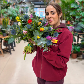 Mini gerro de tulipes variades i eryngium – Composició floral amb estil