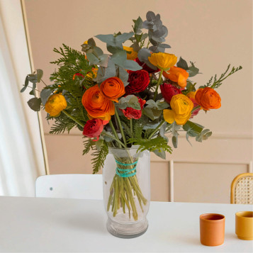 Ram de ranúnculs en tons càlids – Elegància i color per a cada moment