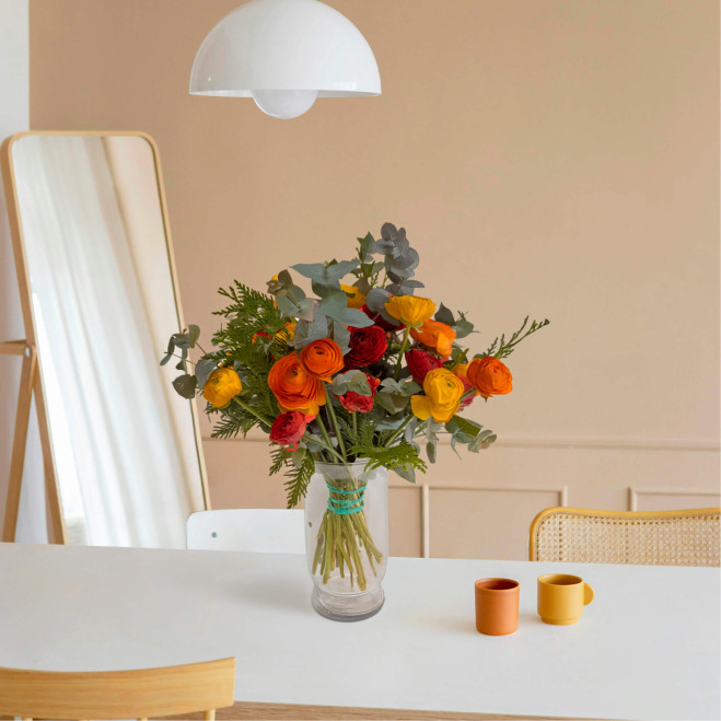 Ramo de ranúnculos en tonos cálidos – Color y elegancia natural