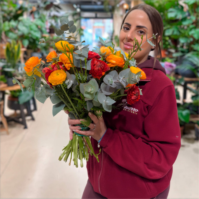 Ram de ranúnculs en tons càlids – Elegància i color per a cada moment