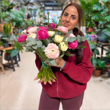 Ram de ranúnculs rosats – Delicadesa i romanticisme floral