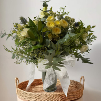 Gerro d’hivern amb roses, lilium i lisianthus – Elegància natural