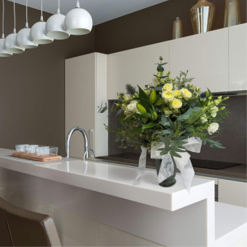 Gerro d’hivern amb roses, lilium i lisianthus – Elegància natural