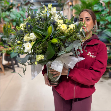 Gerro d’hivern amb roses, lilium i lisianthus – Elegància natural