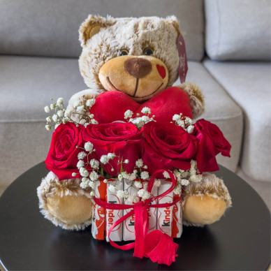 Regalo de San Valentín con oso, rosas y Kinder | Detalle romántico