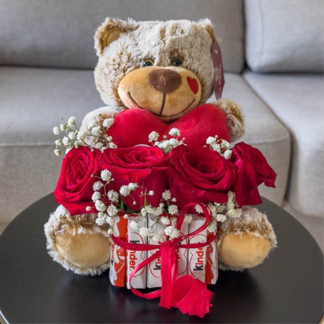 Regalo de San Valentín con oso, rosas y Kinder | Detalle romántico