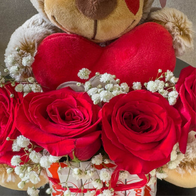 Regalo de San Valentín con oso, rosas y Kinder | Detalle romántico 2