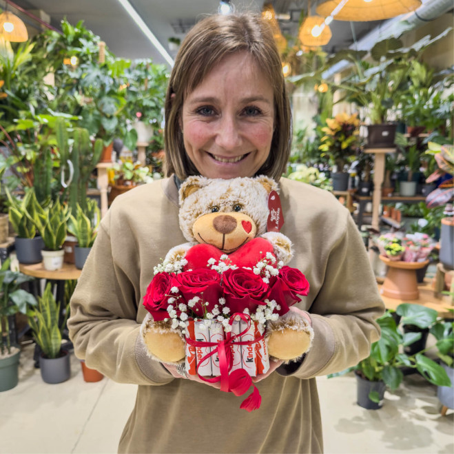 Regal de Sant Valentí amb osset, roses i Kinder | Detall romàntic