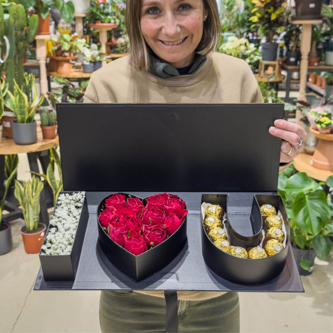 Caja "I Love You" con rosas y Ferrero | Regalo San Valentín original