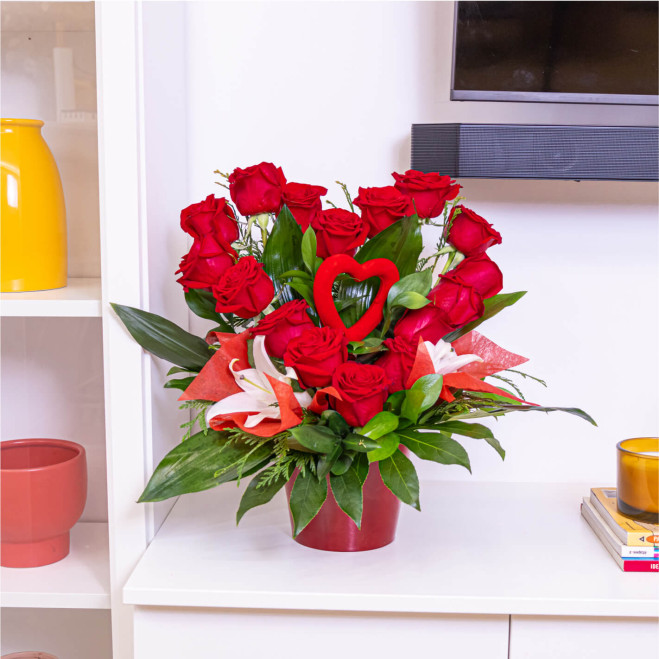 Corazón de rosas rojas y lirios | Regalo de San Valentín romántico