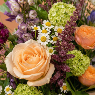 Caja Vegetativa | Arreglo Floral Silvestre con Delfinium y Rosas Garden | Flores Navarro Barcelona 2