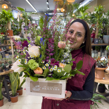 Caja Vegetativa | Arreglo Floral Silvestre con Delfinium y Rosas Garden | Flores Navarro Barcelona