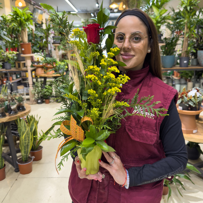 Cilindro con rosa roja y lazo de senyera | Regalo original Sant Jordi