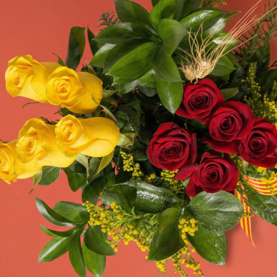 Centro con 5 rosas rojas y 5 amarillas con lazo de senyera | Sant Jordi 2