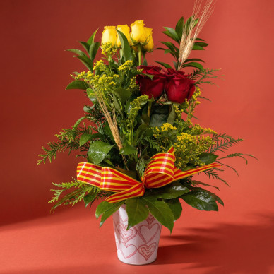 Centro con 5 rosas rojas y 5 amarillas con lazo de senyera | Sant Jordi