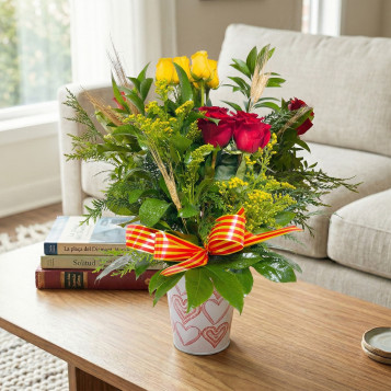 Centro con 5 rosas rojas y 5 amarillas con lazo de senyera | Sant Jordi