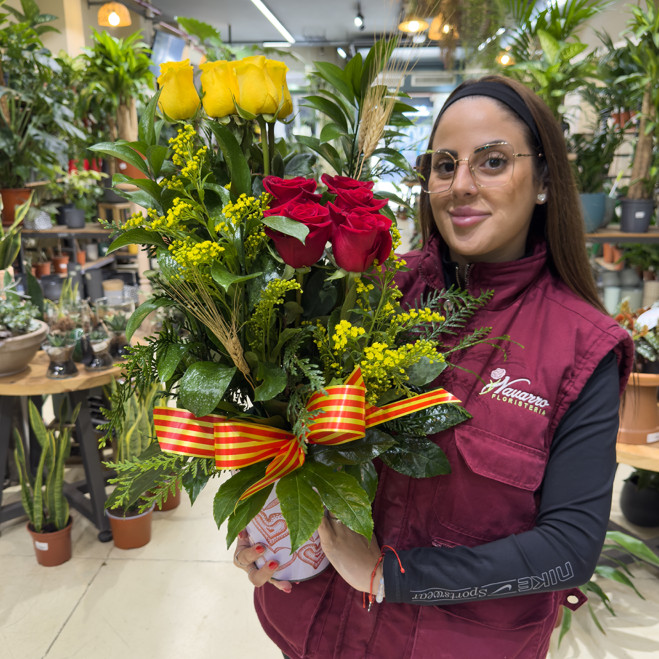 Centro con 5 rosas rojas y 5 amarillas con lazo de senyera | Sant Jordi