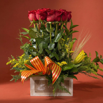 Centro vertical de 15 rosas rojas en base de madera | Sant Jordi premium