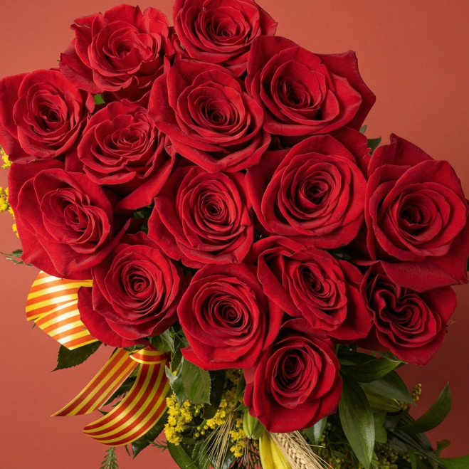 Centro vertical de 15 rosas rojas en base de madera | Sant Jordi premium