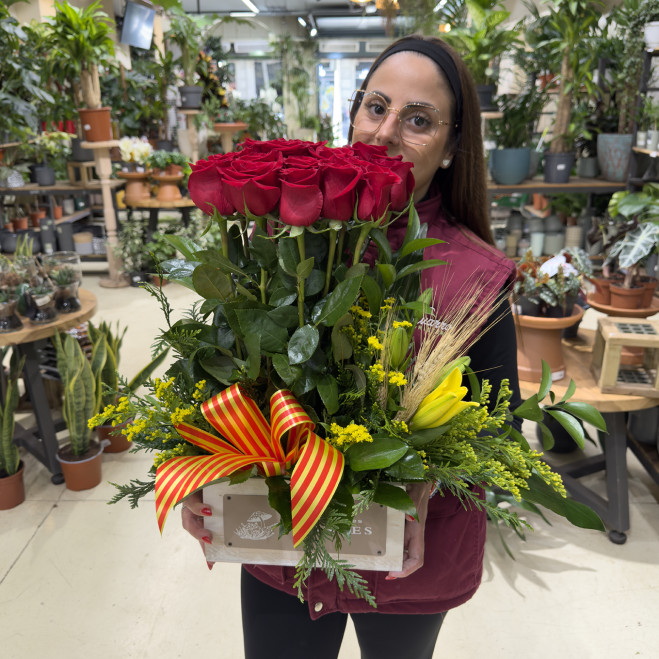 Centro vertical de 15 rosas rojas en base de madera | Sant Jordi premium