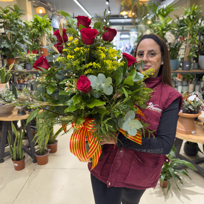 Jarrón con 12 rosas rojas | Centro elegante para Sant Jordi