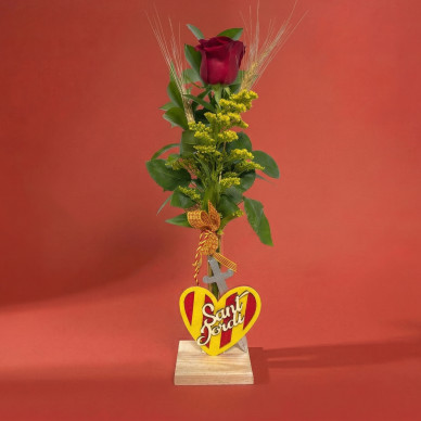 Rosa con figura corazón senyera y espada | Regalo original Sant Jordi