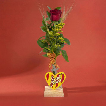 Rosa con figura corazón senyera y espada | Regalo original Sant Jordi