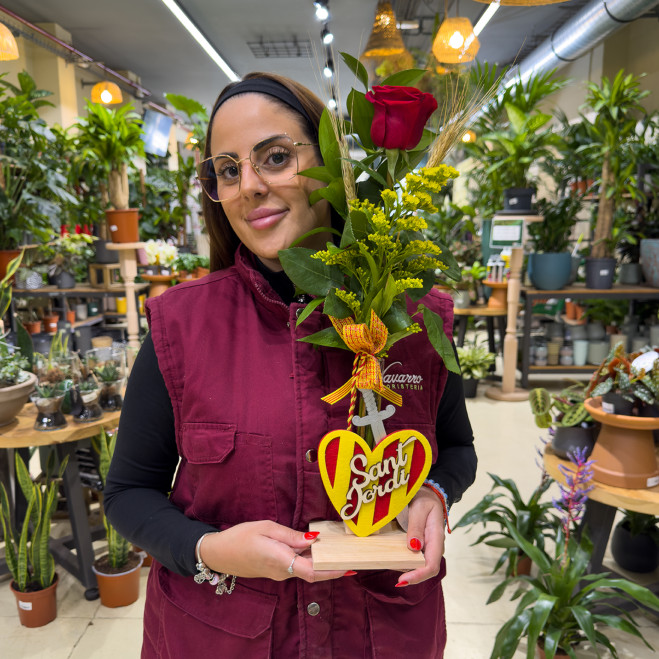 Rosa con figura corazón senyera y espada | Regalo original Sant Jordi